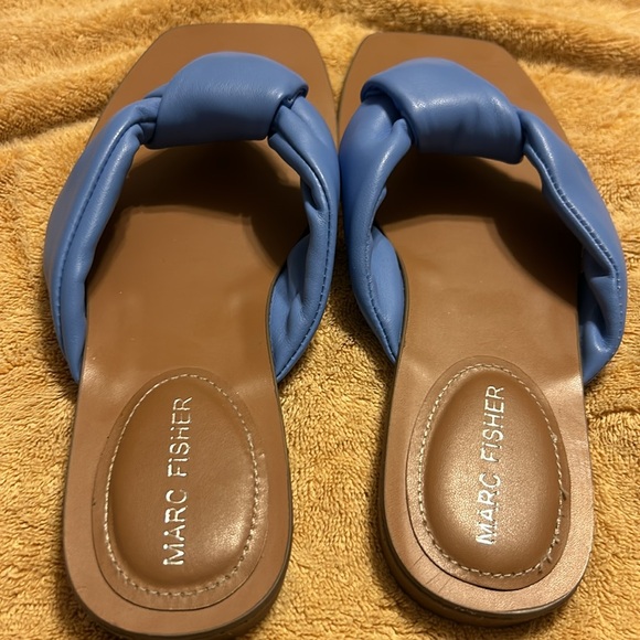 NWT, Marc Fisher designed elegant flip flop sandals. SKY BLUE leather, size 8M. - Picture 9 of 11